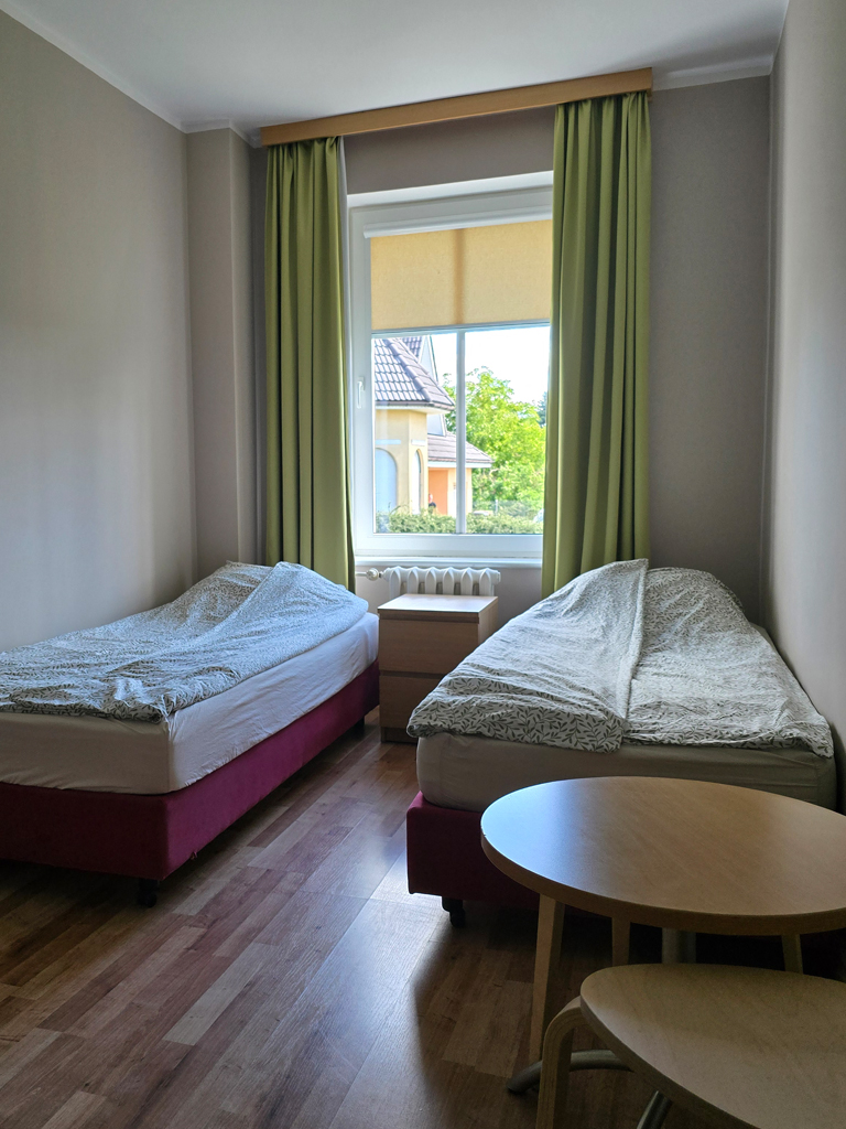 Pokój dwuosobowy standard z dwoma łóżkami pojedynczymi i stolikiem – Noclegi Gorzów w Baczynie