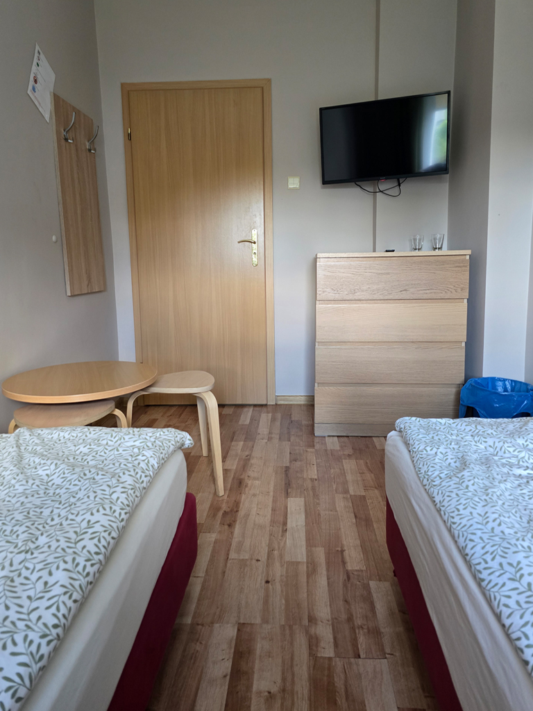 Pokój dwuosobowy standard z telewizorem, stolikiem i szafką – Noclegi Gorzów w Baczynie