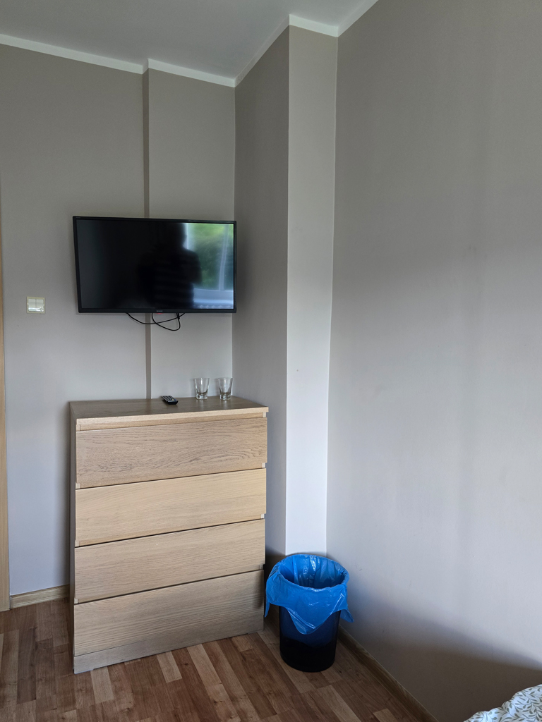 Pokój dwuosobowy standard z komodą i telewizorem – Noclegi Gorzów w Baczynie